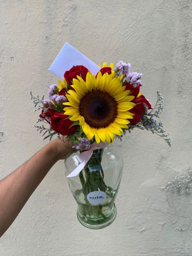 Jarrón de rosas y girasoles