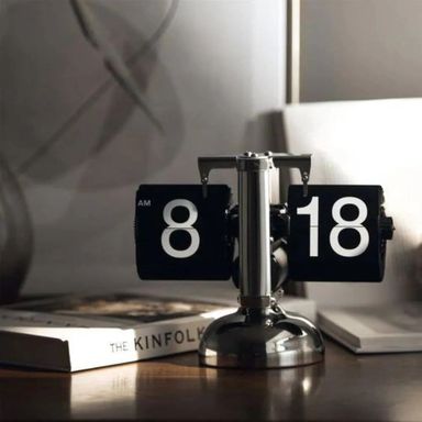 Mechanical flip desk clock