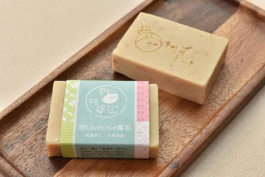 阿婆手工皂A Po Soap ( 1 pieces ) 竹炭/ bamboo charcoal cleansing soap bar 金盞花/ calendula soap bar 薑皂/ginger warming soap bar