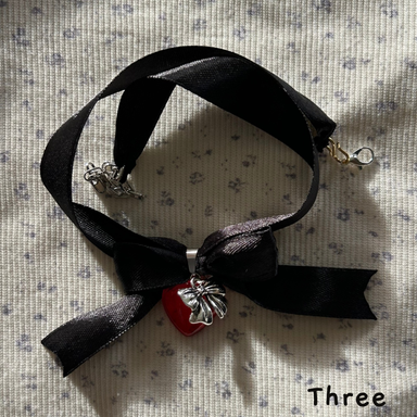 Ribbon choker necklace