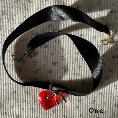 Ribbon choker necklace