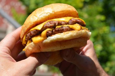 Cheese Burger + Papas Fritas