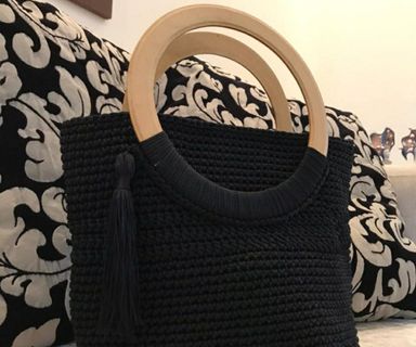 Cartera a crochet con asas de madera