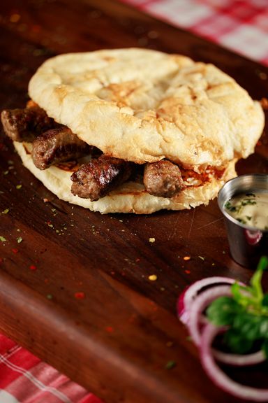 Cevapcici vom Rind mit Brot