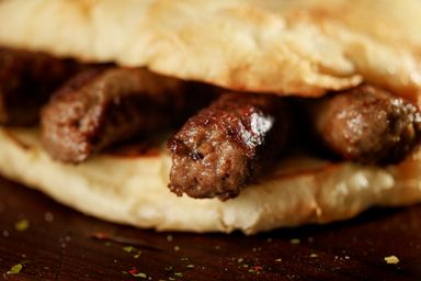 Cevapcici vom Rind mit Brot