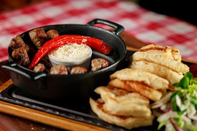 Cevapcici vom Rind mit Brot