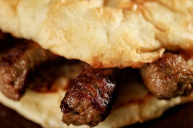 Cevapcici vom Rind mit Brot