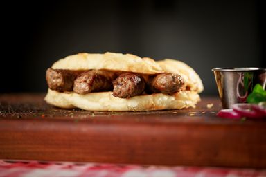 Cevapcici vom Rind mit Brot