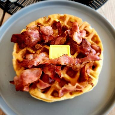 WAFFLE MAPLE Y TOCINO