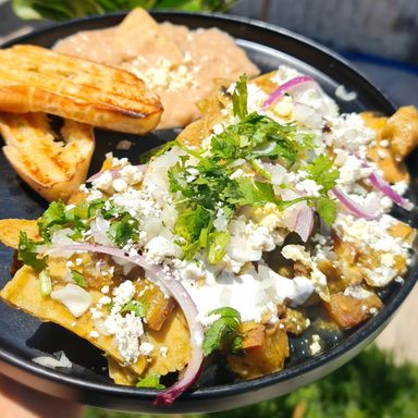 CHILAQUILES CON CHICHARRÓN