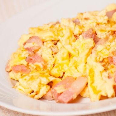 HUEVOS REVUELTOS CON JAMÓN