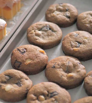 brown butter cookie with dark chocolate & macadamia nuts