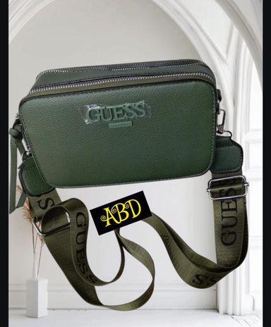 Guess Handbag – Chic & Stylish 👜✨