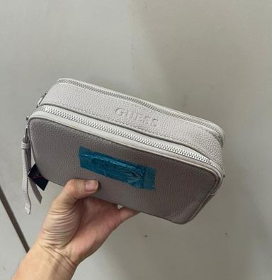 Guess Handbag – Chic & Stylish 👜✨