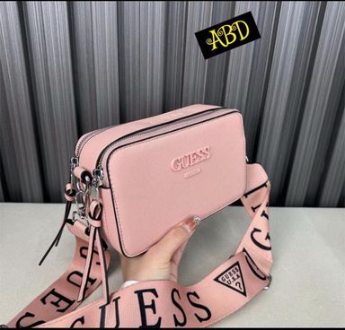 Guess Handbag – Chic & Stylish 👜✨