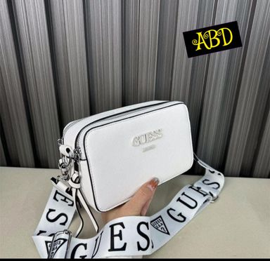 Guess Handbag – Chic & Stylish 👜✨