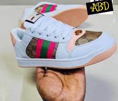 Gucci Adult Sneakers – Iconic Style Meets Everyday Comfort 👟✨