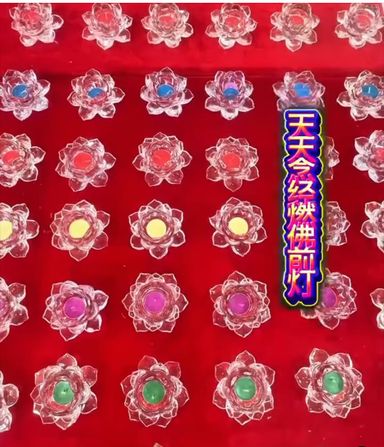 天天念经，燃佛前灯