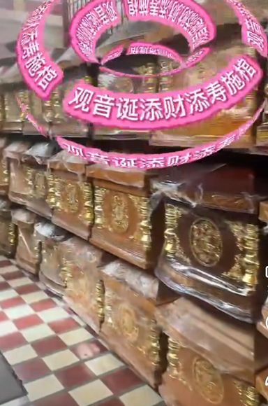 【五月】巴淡岛的贫困村庄布施 （ 施水/ 大米/施棺）