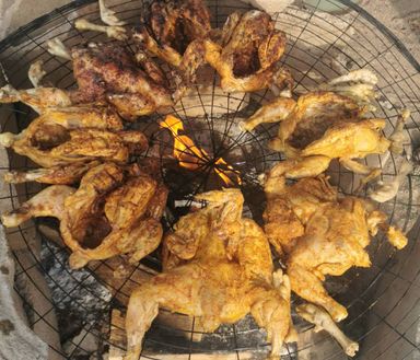 Poulet flambé accompagné d'une ration d'attieke 
