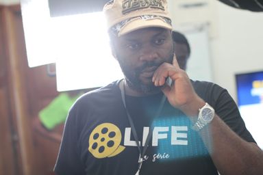 Recevez une casquette gravée du titre de la série dès le 1er jour de tournage
