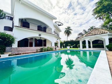 2 plateaux _Vallons | Villa Triplex de 12 pièces | 450 millions CFA | + de détails en description  