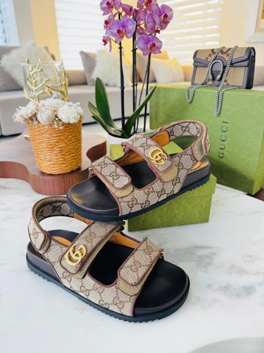 Sandálias clássicas Gucci monogram 