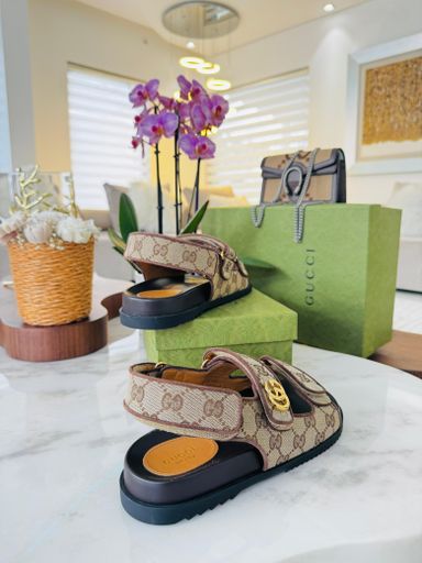 Sandálias clássicas Gucci monogram 