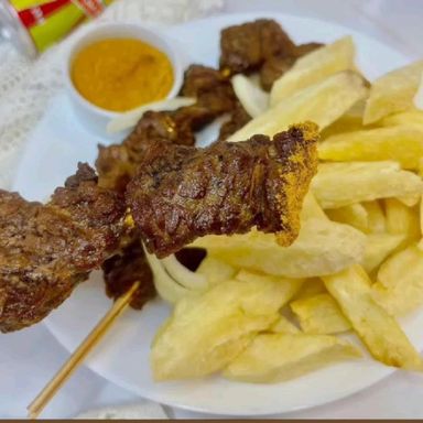 Frite + Brochette de Viande - L'IVOIRIENNE 