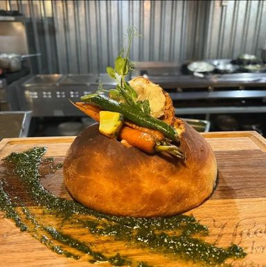 Crema de Almeja en Pan (Clam Chowder in Bread Bowl)