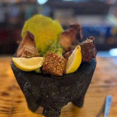 Guacamole con Pork Belly (Guacamole with Pork Belly)
