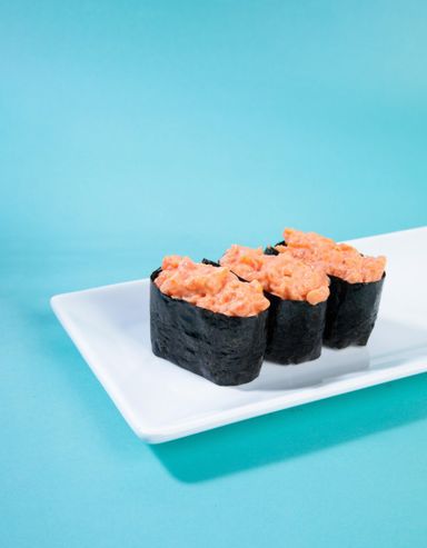 Spicy gunkan with salmon (45g) 1pc