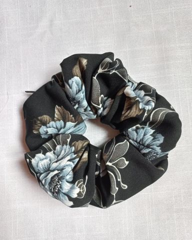 🌼 Zip Scrunchie – Your Little Secret Keeper