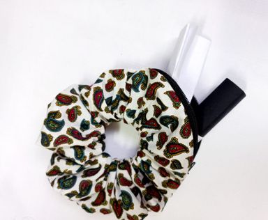 🌼 Zip Scrunchie – Your Little Secret Keeper