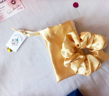 🎁 Scrunchie + Matching Pouch Gift Set 