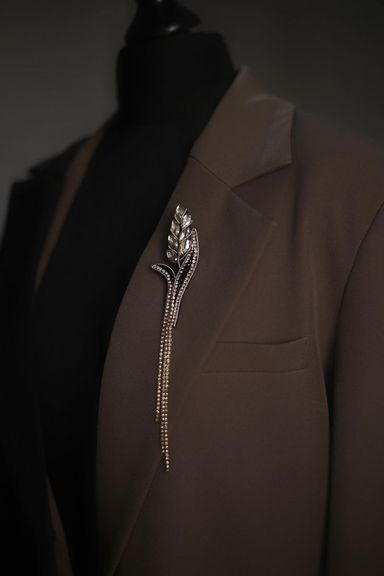 Broche de poitrine exquise pour femmes, Design tendance, lettres de luxe, strass, broches de poitrine, pardessus, pull, accessoire, 2025