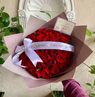 50 rosas con listón