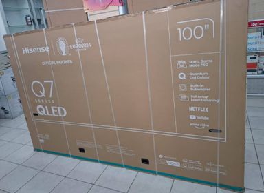 Hisense 100" Smart QLED TV - Q7N