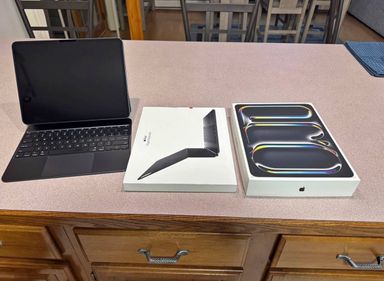 ✨ Apple iPad Pro M4 Cellular 13” + Magic Keyboard ✨