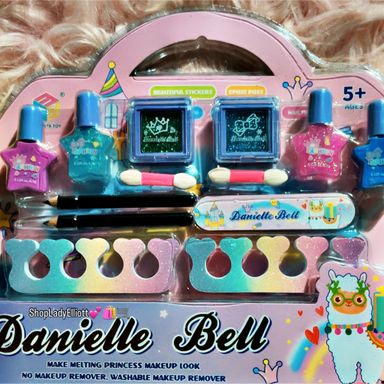 MOM-ments make believe 💕🛍️💄