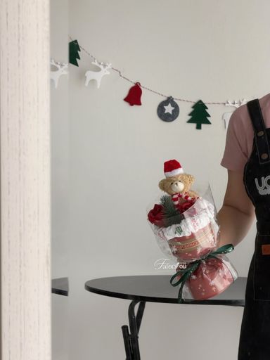Small Christmas Round Bouquet  ( Bear )