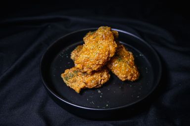 Soy Garlic Fried Chicken Wing (6 pieces)