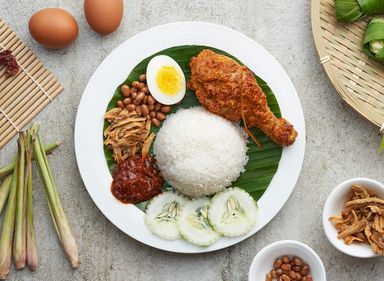 C04 椰浆饭 + 仁当鸡腿 Nasi Lemak with Rendang Chicken