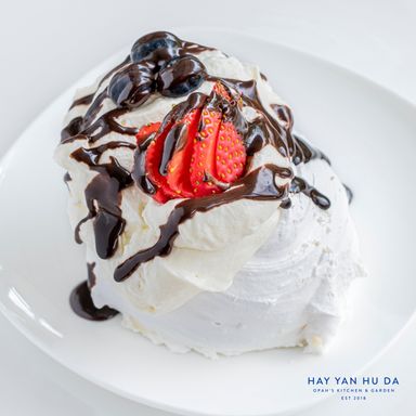 Pavlova (weekend only)