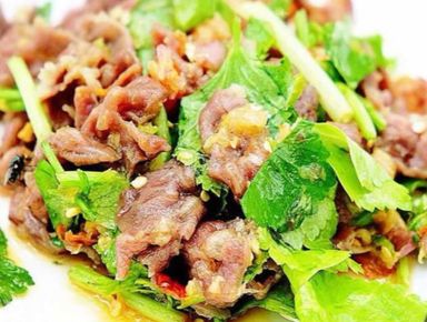 Spicy salad with grilled beef