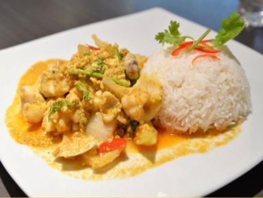 Thai yellow curry seafood with rice