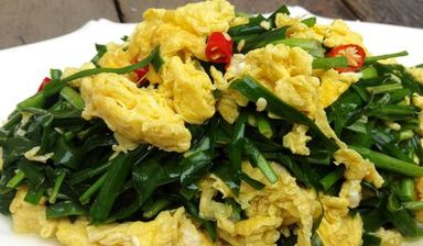 Fried chives with egg