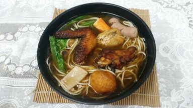 #33 Che Zai Noodle Soup 车仔面（香肠,菜,鱿鱼, 豆卜,鱼丸,白萝卜,鸡翅膀, 蟹柳)