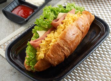 A05 芝士火腿牛角包 Croissant + Ham + Egg + Cheese