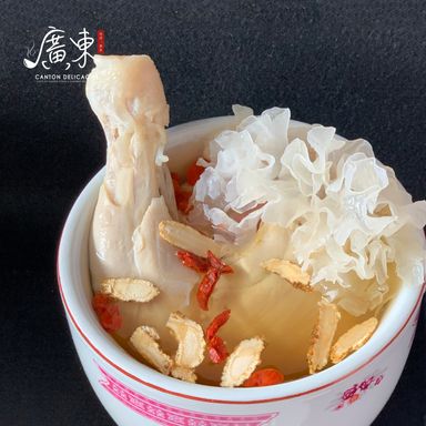 Double-boiled American Ginseng in Chicken Thigh Soup  泡参炖鸡腿汤